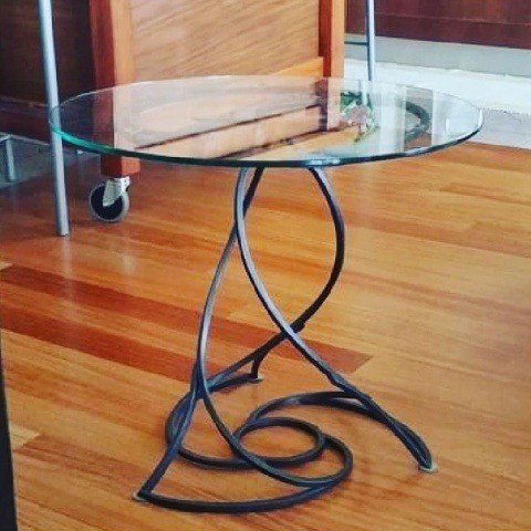 Кофейный столик лофт круглый. Металл +стекло L0111