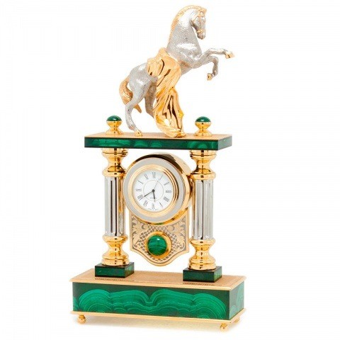 Классические часы с камнем  для гостиной "Конь с попоной" камень малахит, никель, позолота 003195