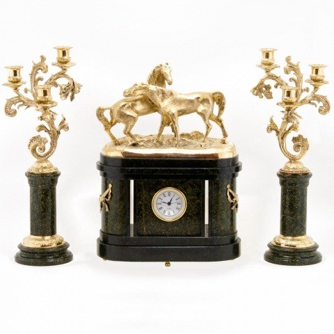  	 Часы "Кони на воле" с канделябрами камень змеевик 003570