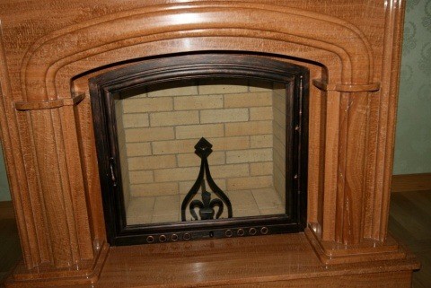 Дверца для камина арочная одностворчатая с огнеупорным стеклом кованая