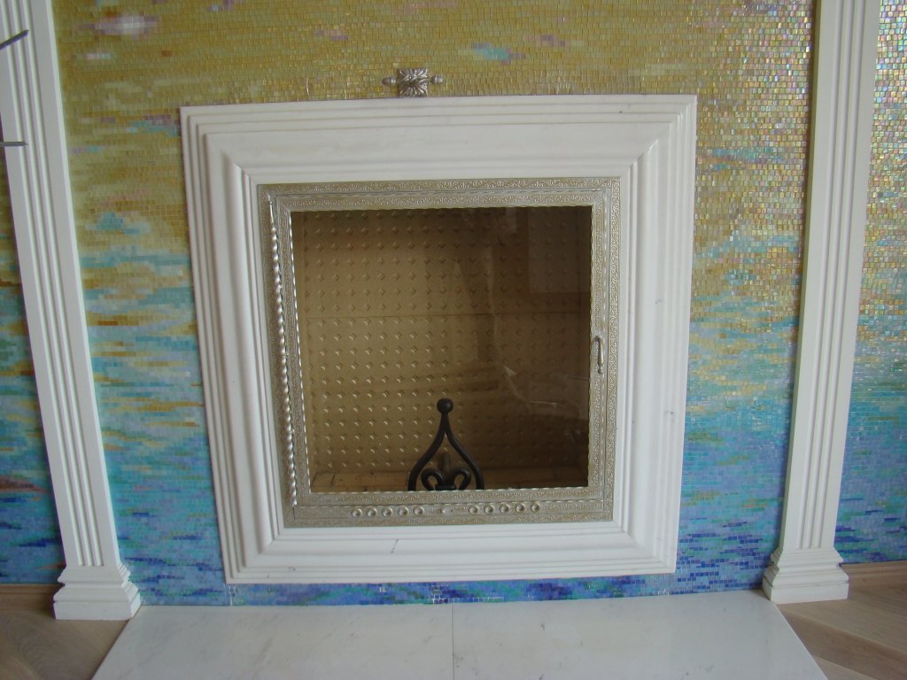Кованая дверца для камина квадратная одностворчатая с огнеупорным стеклом фирмы Robax с зольным ящиком 1.3
