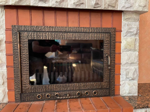 Дверца для камина одностворчатая с огнеупорным стеклом кованая