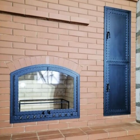 Кованая дверца для камина со огнеупорным стеклом арочная, распашная