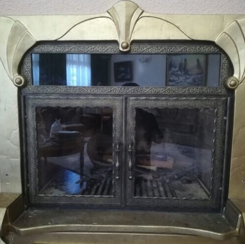 Оригинальная кованая дверца для камина с огнеупорным стеклом