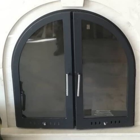 Кованая дверца для камина арочная распашная с  термостеклом и современными ручками
