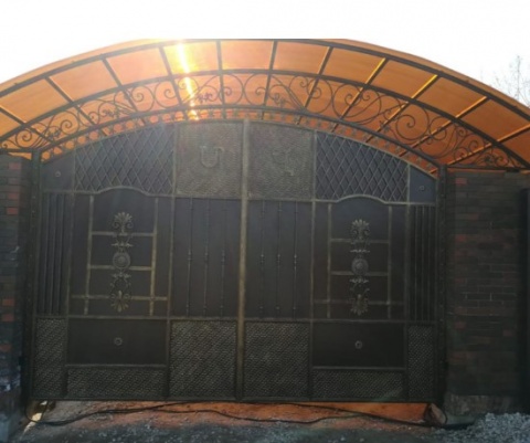 Кованые ворота для частного дома распашные с калиткой и навесом в едином стиле