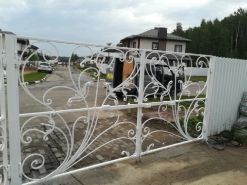 Кованые ворота распашные белые для частного дома