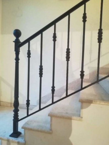 Кованые перила для лестницы внутри дома черные