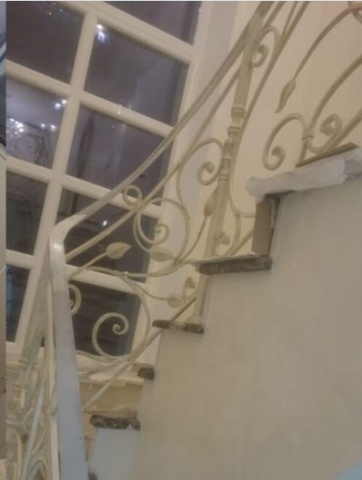 Кованые перила для лестницы внутри дома белые/серебристые, художественная ковка