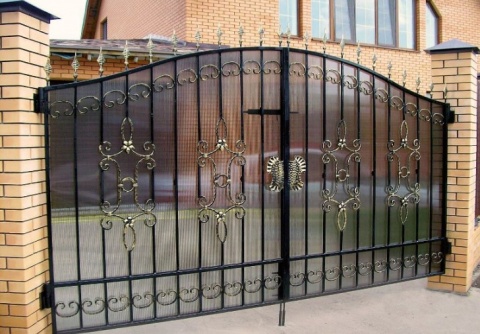 Кованые ворота для частного дома с традиционными коваными элементами 