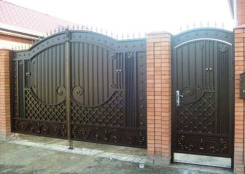 Кованые ворота с калиткой для частного дома, дачи