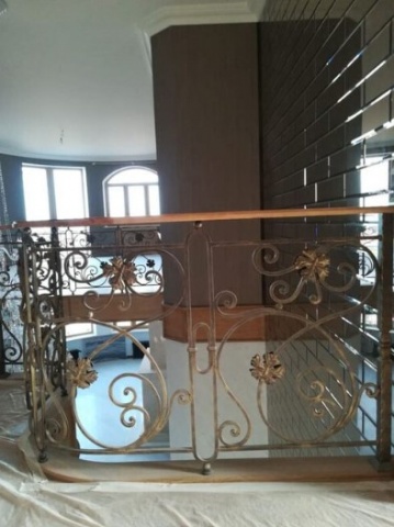Кованые перила для лестницы в частном доме коричневые с бронзой