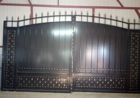 Ворота для частного дома кованые коричневые