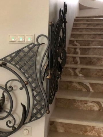 Кованые перила для лестницы в доме черные, художественная ковка