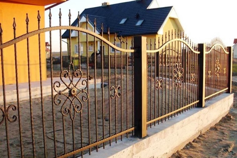 Кованый забор для частного дома