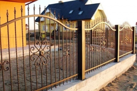 Кованый забор для частного дома