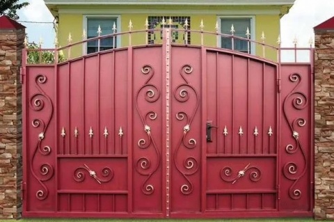 Кованые ворота для частного дома  распашные красные