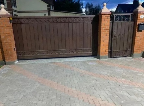 Кованые ворота откатные с калиткой коричневые для частного дома