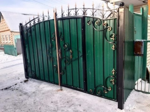 Ворота кованые зеленые распашные для частного дома, дачи