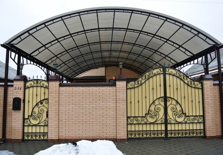 Ворота с крышей для частных домов фото