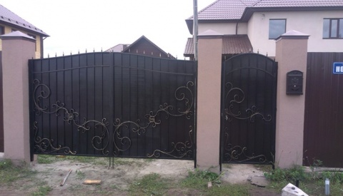 Кованые ворота с калиткой черные для частного дома