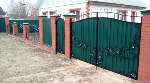 Кованые ворота, забор и калитка из металла в частном доме зеленые