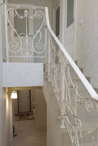 Белые кованые перила для лестницы внутри дома, художественная ковка