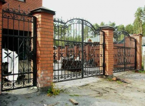Кованые ворота и кованая калитка из металла в частном доме