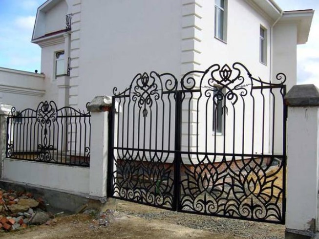 Кованые ворота и кованый забор для частного дома