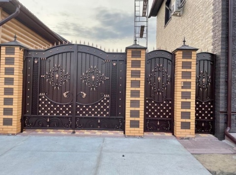 Кованые ворота с кованой калиткой для частного дома темно-коричневые