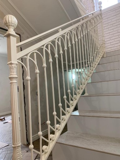 Кованые перила для лестницы в дом белые