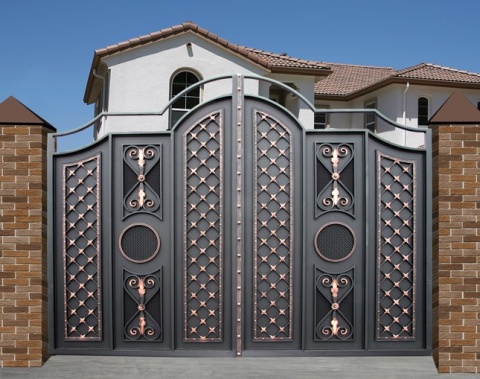 Кованые ворота распашные для частного дома с художественной ковкой и ручной патиной