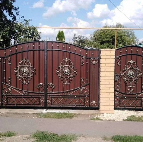 Кованые ворота с калиткой распашные для частного дома с художественной ковкой(лев) 