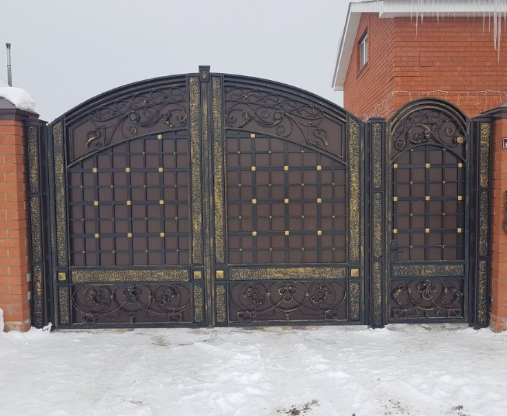 Кованые ворота распашные для частного дома в стиле лофт, художественная ковка, ручная патина