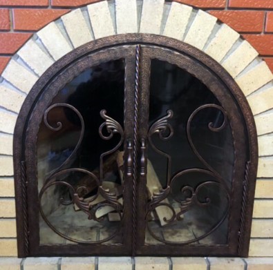 Дверца для камина с термостеклом арочная кованая с коваными элементами