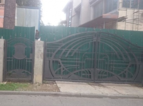 Кованые ворота с калиткой для частного дома
