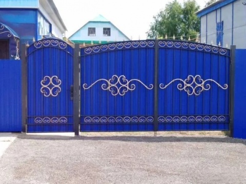 Кованые ворота с калиткой из металла для частного дома
